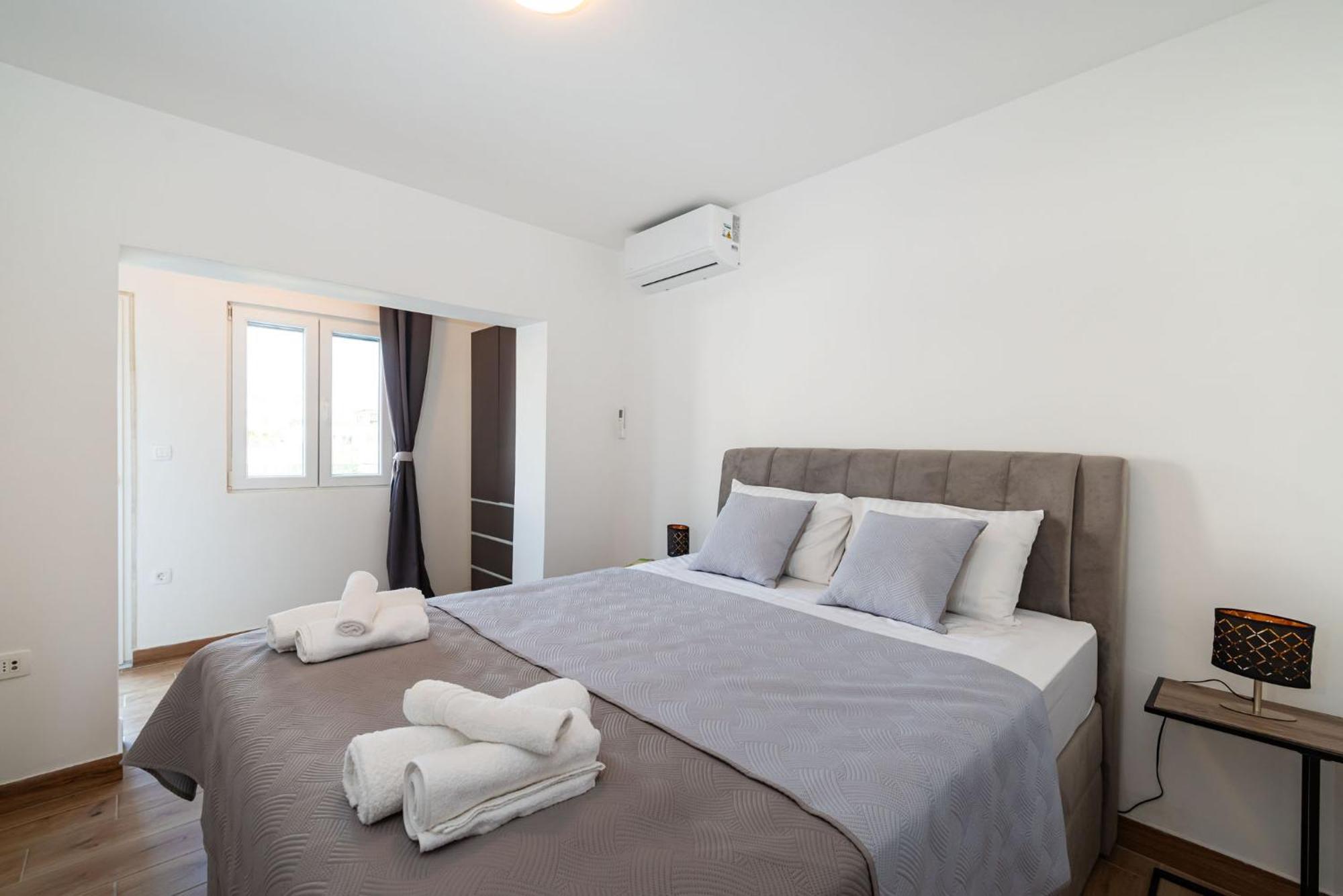 Apartments Lucija Mari Tribunj  Exterior photo